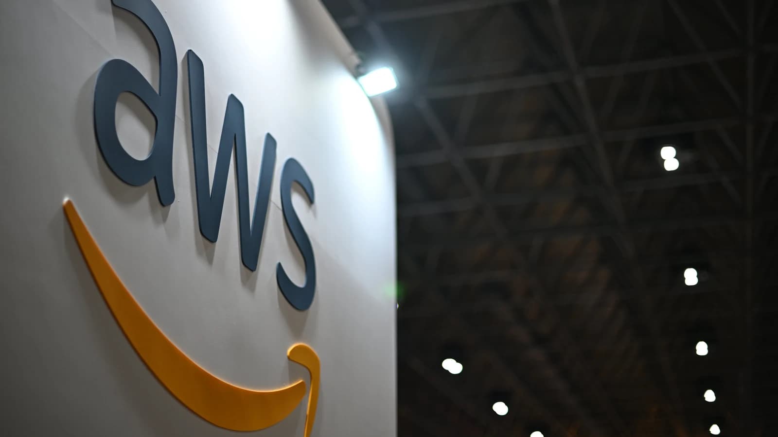 Крупный план логотипа AWS на стене выставочного стенда