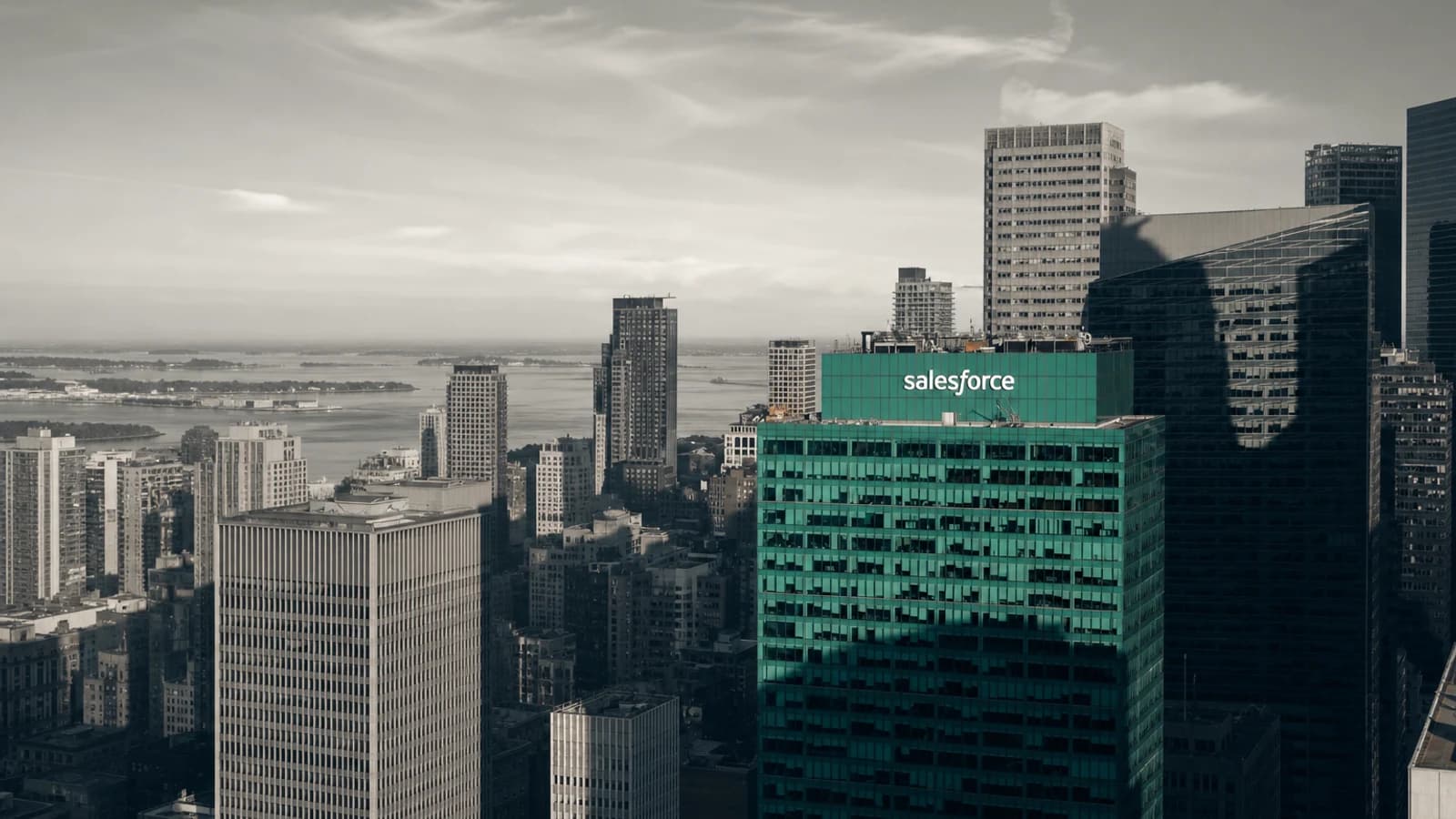 логотип Salesforce на здании компании