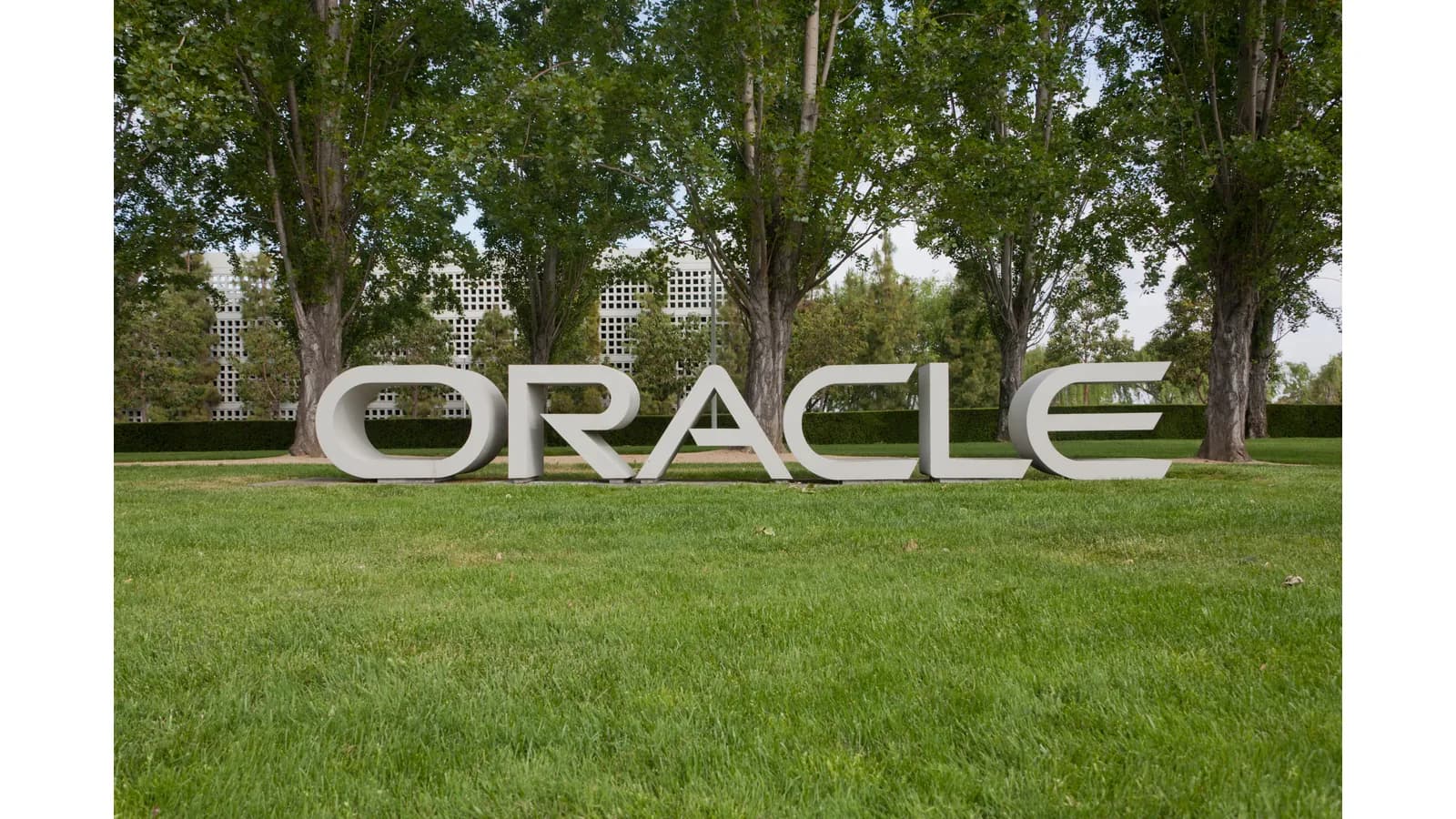 Вывеска Oracle у офисного кампуса