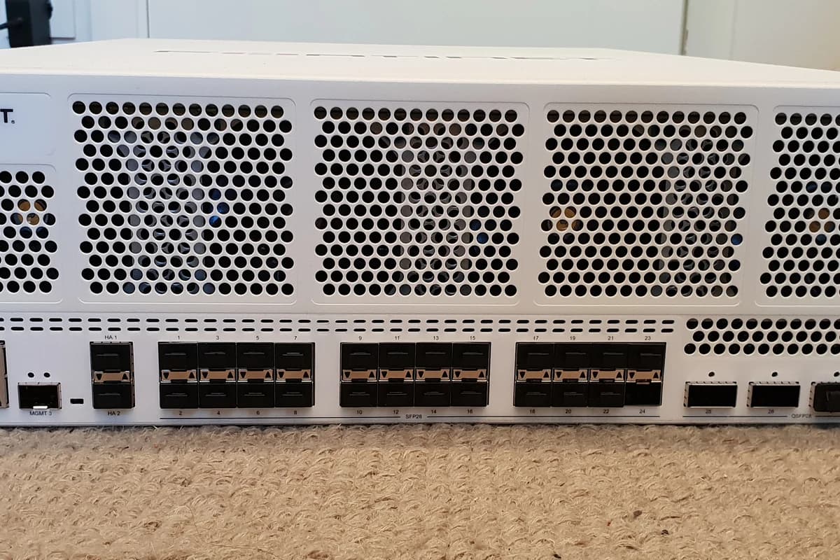 Межсетевой экран Fortinet FortiGate 6501F с разъёмами на передней панели