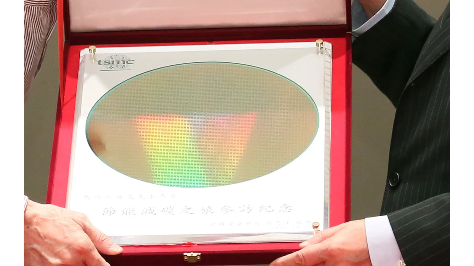 Демонстрационная кремниевая пластина TSMC крупным планом