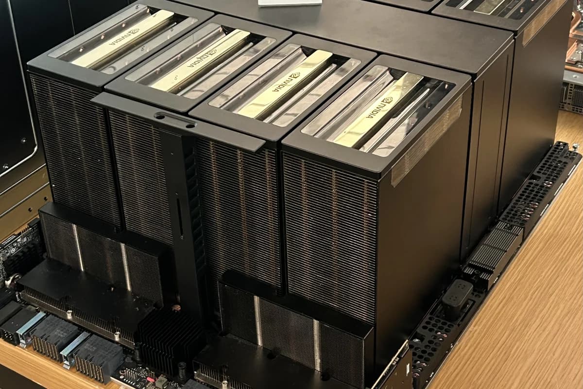 Серверная платформа с восемью ускорителями Nvidia и табличкой HGX B200 NVL8