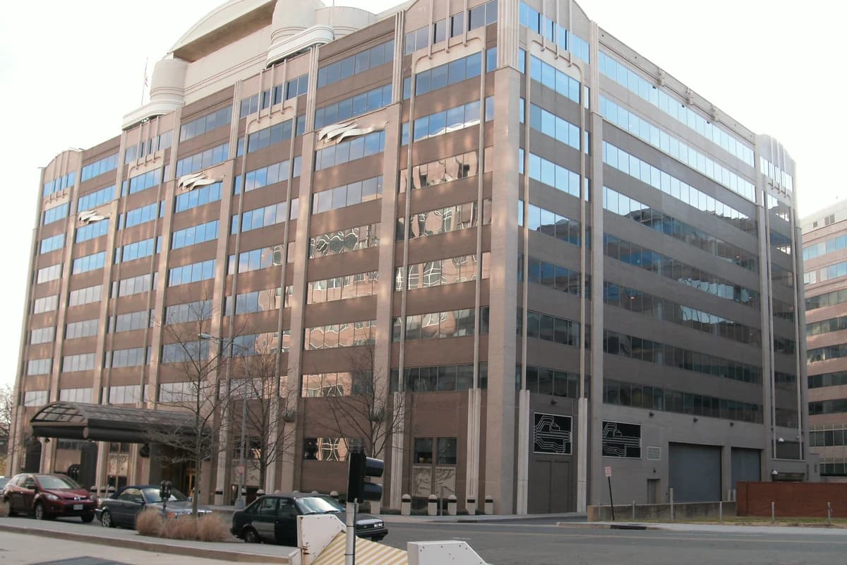 Многоэтажное офисное здание FCC с логотипами на фасаде