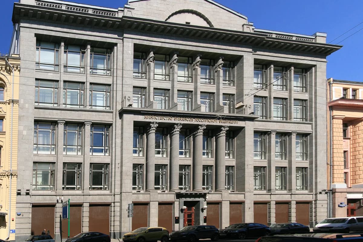 Фасад здания с вывеской «Министерство финансов Российской Федерации»