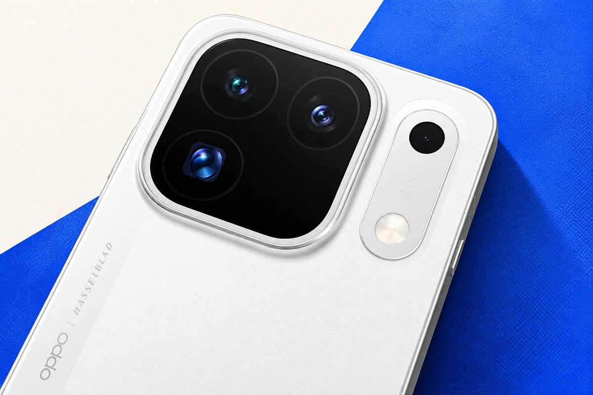 Крупный вид белого Oppo Find X10 Pro Max с тремя объективами в чёрном квадратном камерном блоке.