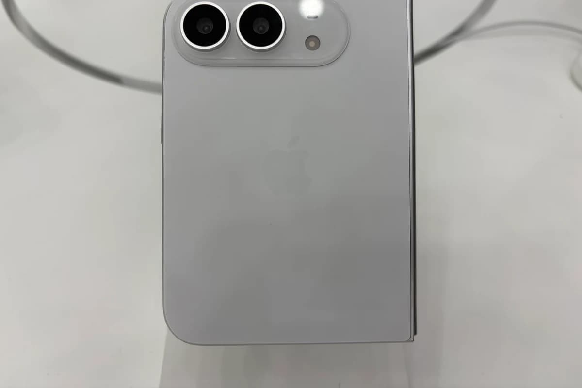 Серый складной смартфон с двумя камерами и логотипом Apple