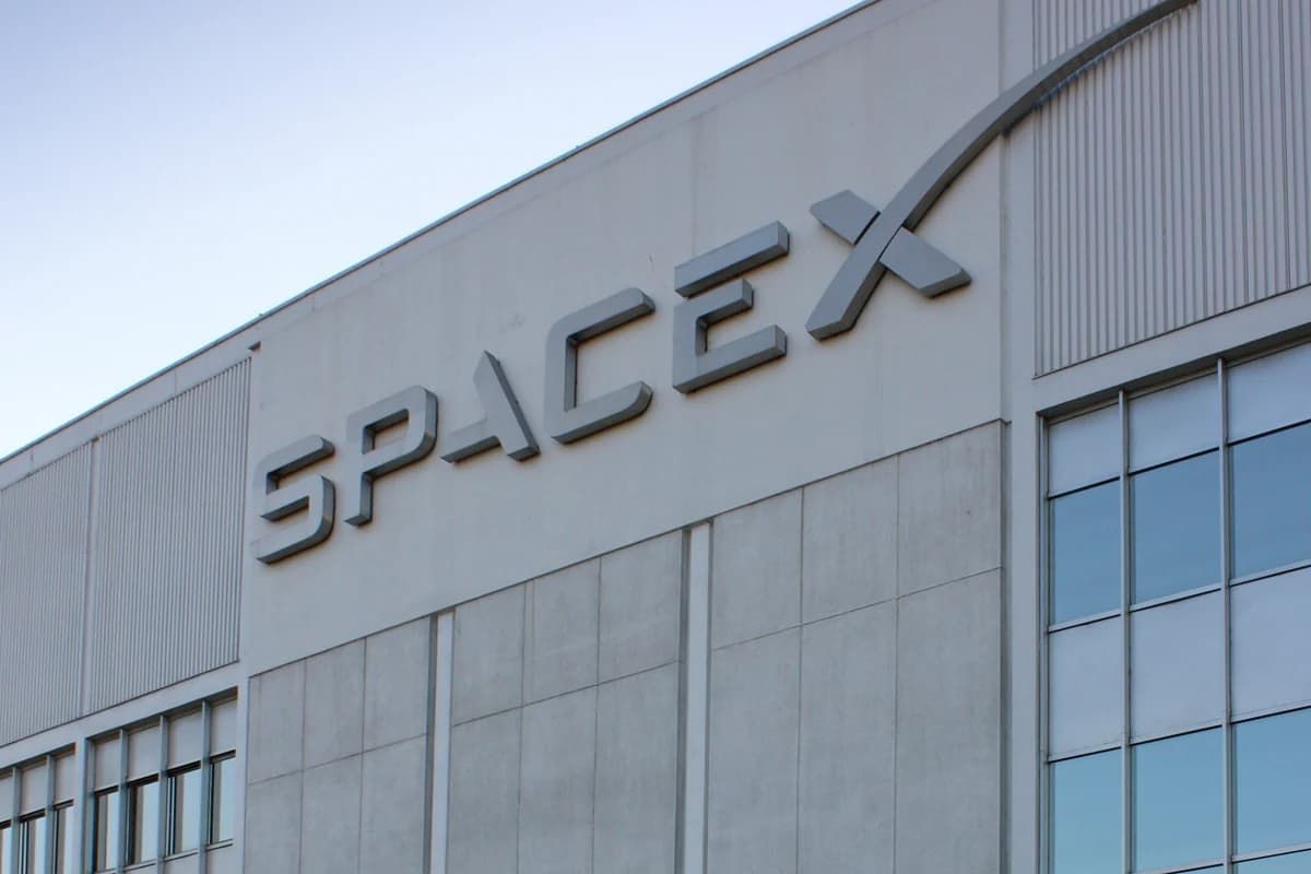 Вывеска SpaceX на фасаде промышленного здания