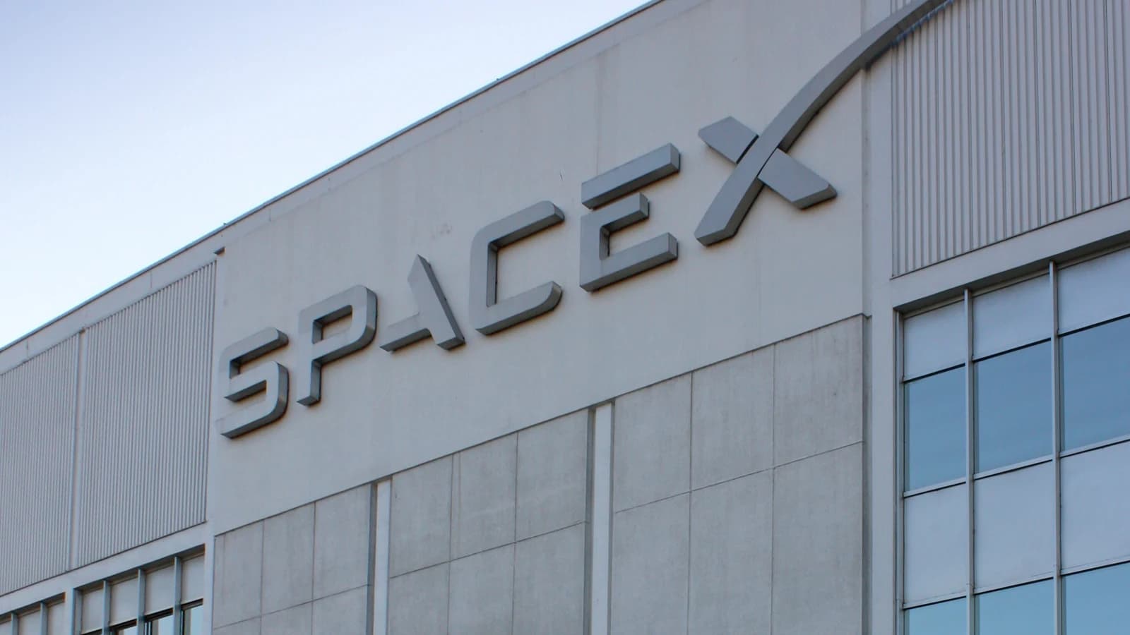 Вывеска SpaceX на фасаде промышленного здания