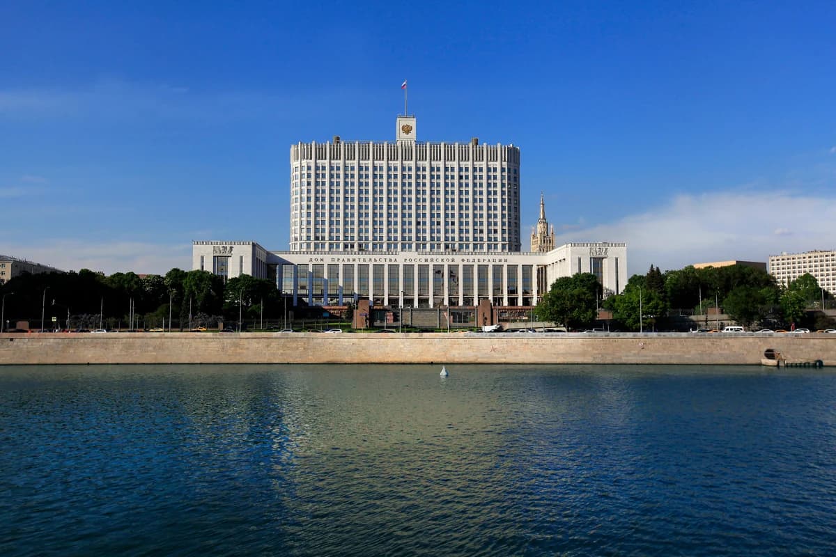 Дом Правительства Российской Федерации с гербом и флагом России на набережной