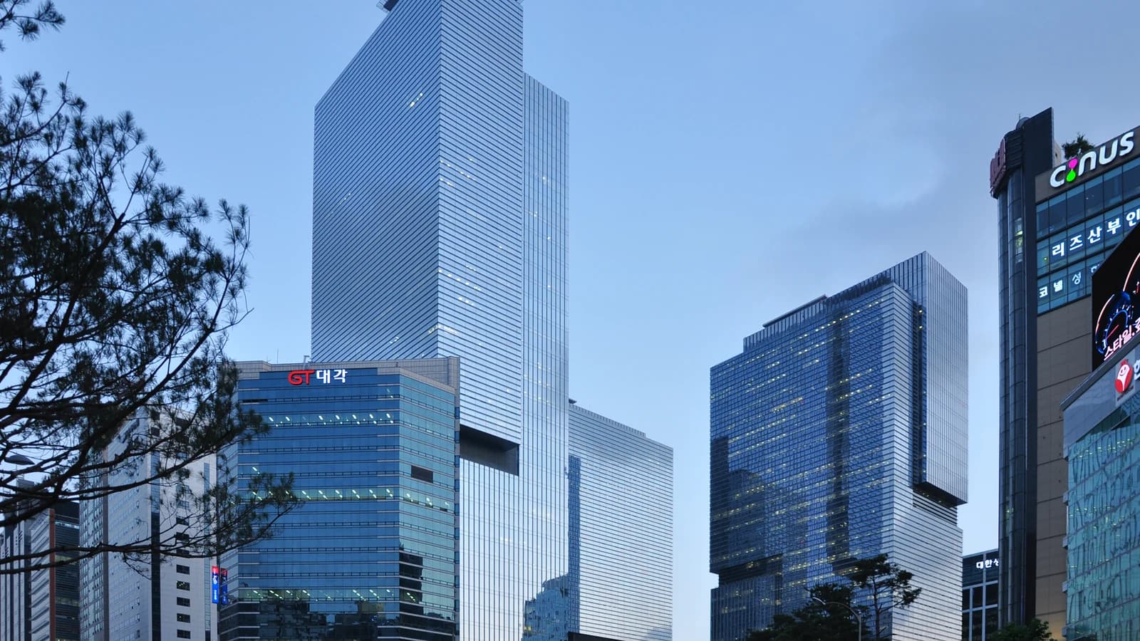 Комплекс современных стеклянных офисных высоток на городской улице