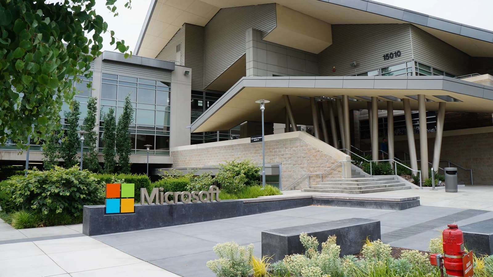 Вывеска Microsoft перед современным офисным зданием