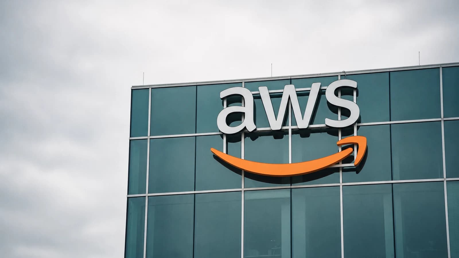 Вывеска Amazon Web Services на здании компании
