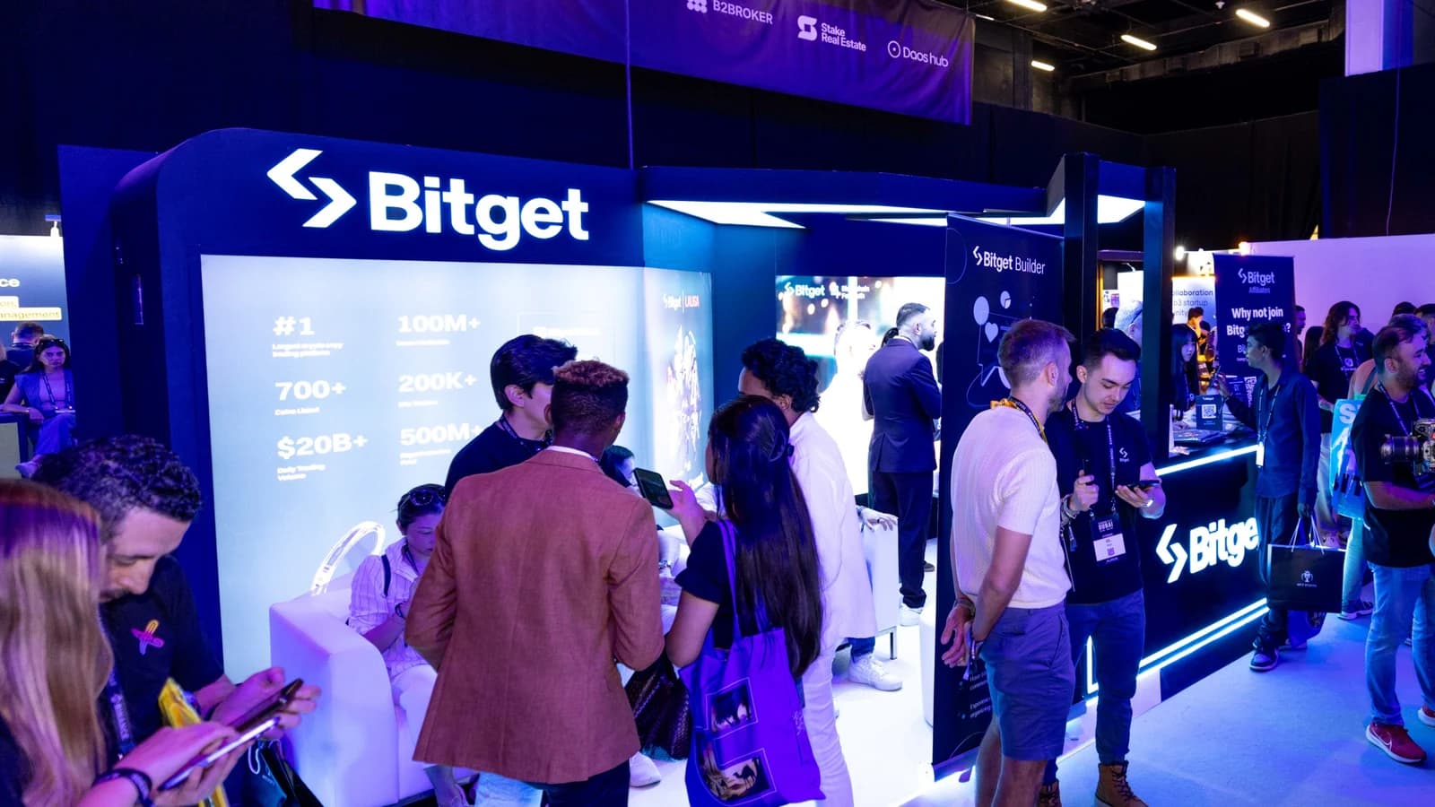 Выставочный стенд криптобиржи Bitget с посетителями