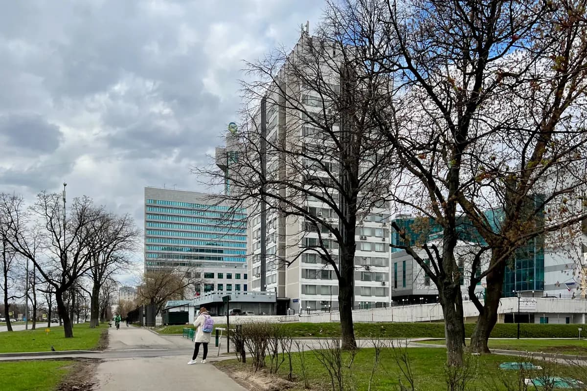 Комплекс офисных зданий с логотипом Сбербанка за деревьями