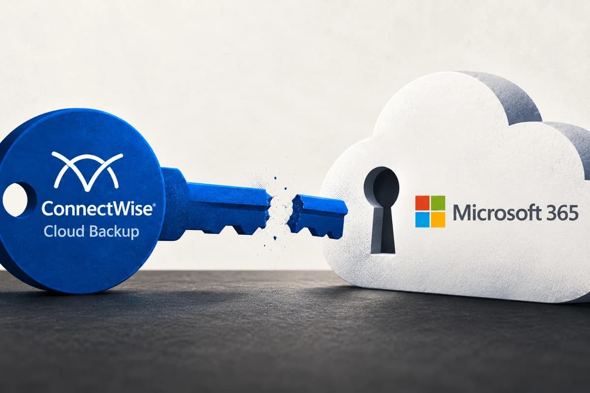 Синий ключ ConnectWise Cloud Backup разъединён перед замочной скважиной белого облака Microsoft 365.