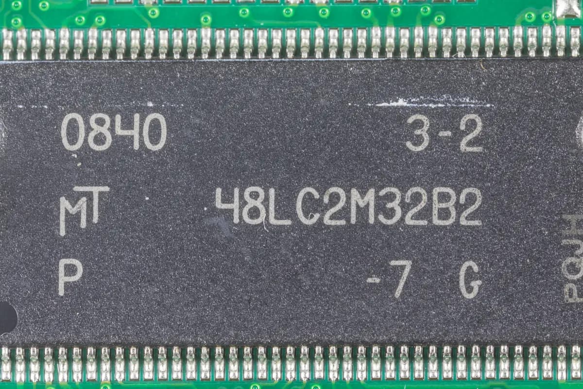 Крупный план микросхемы памяти Micron на зелёной печатной плате