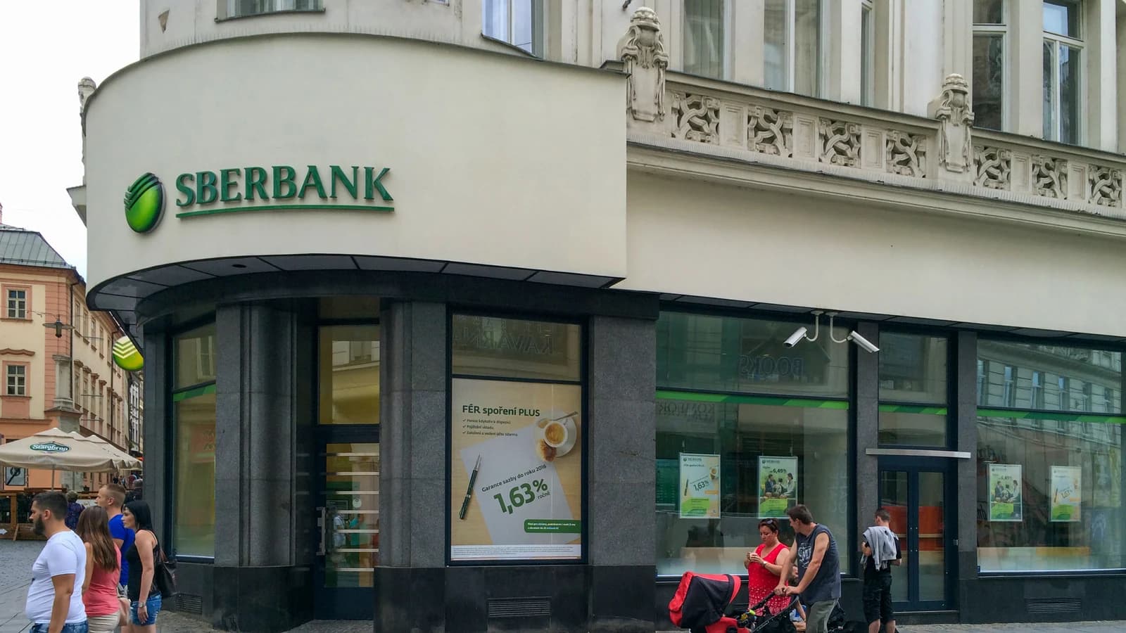 Фасад отделения Sberbank с фирменной вывеской на углу здания