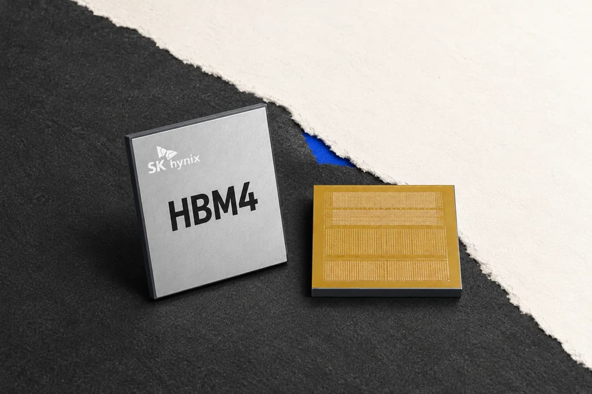 Крупный серый модуль SK hynix HBM4 и золотистая контактная сторона второго модуля в узком пространстве между светлой и тёмной поверхностями.