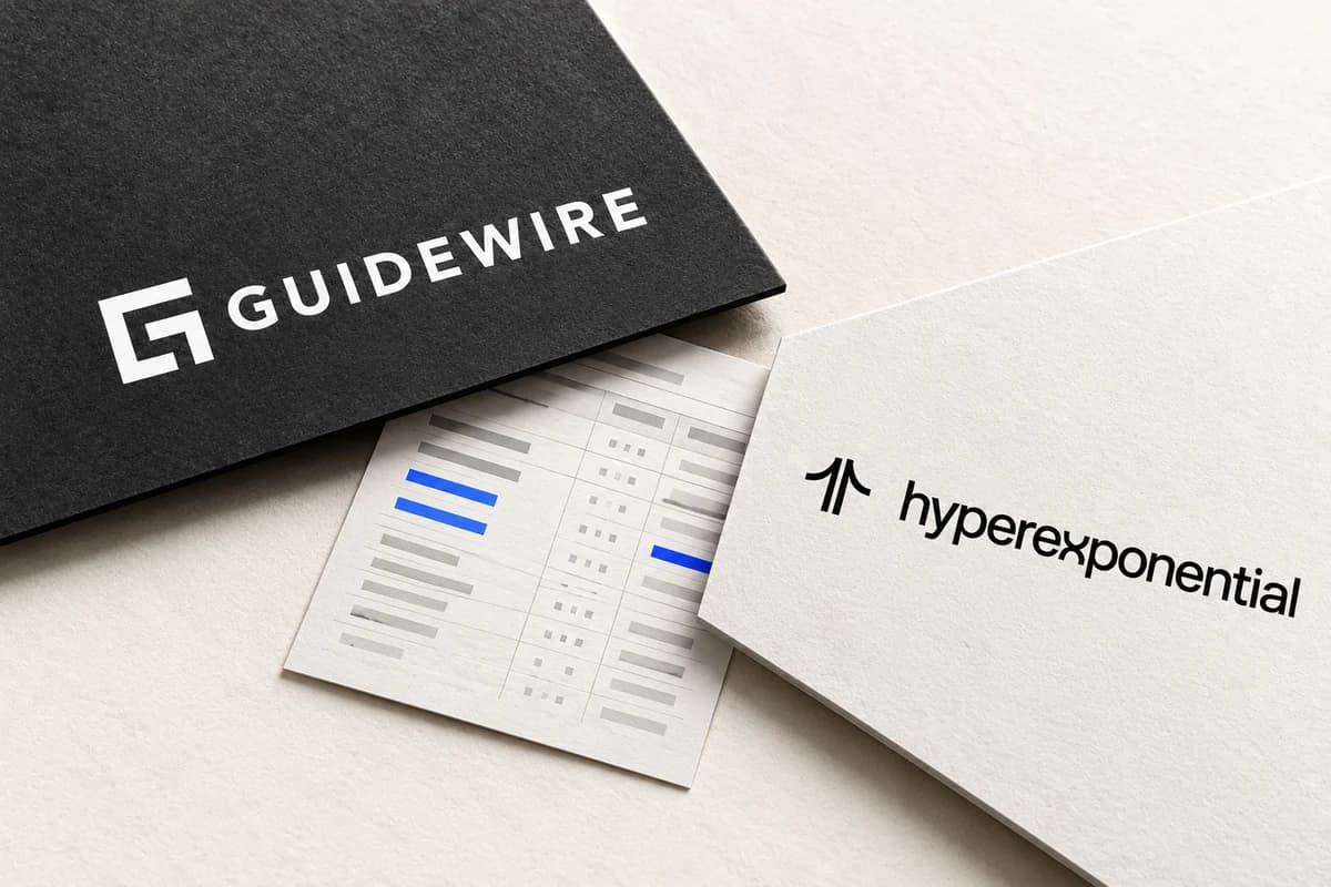 Брендированные листы Guidewire и Hyperexponential сходятся над условным страховым расчётом, оставаясь разделёнными узким зазором.
