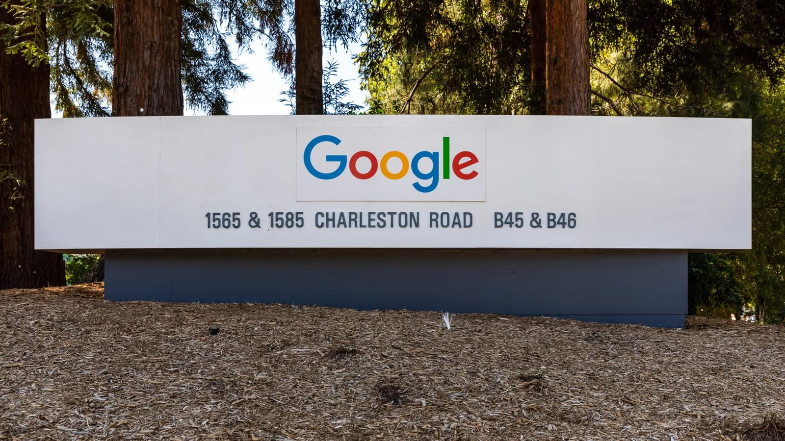 Архивное фото вывески Google в Маунтин-Вью, 2022 год
