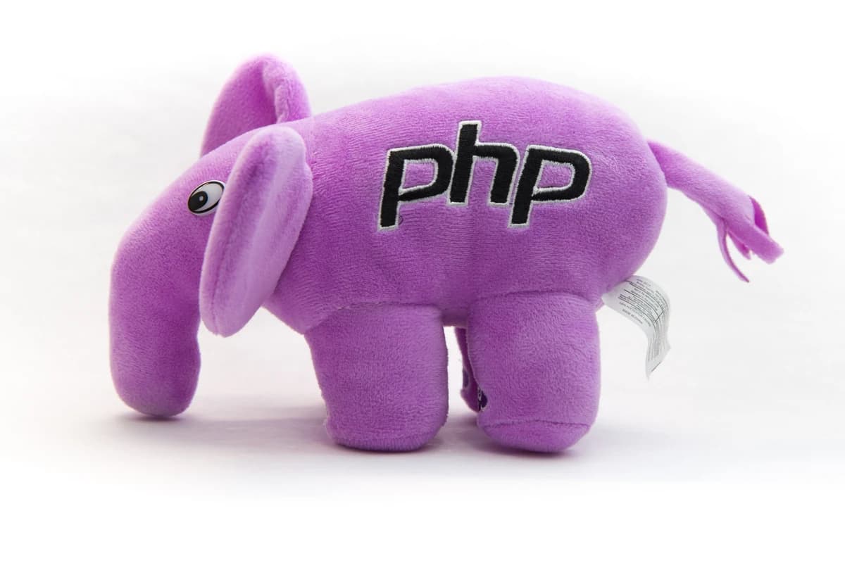 Фиолетовая плюшевая фигурка слона с вышитым логотипом PHP на боку