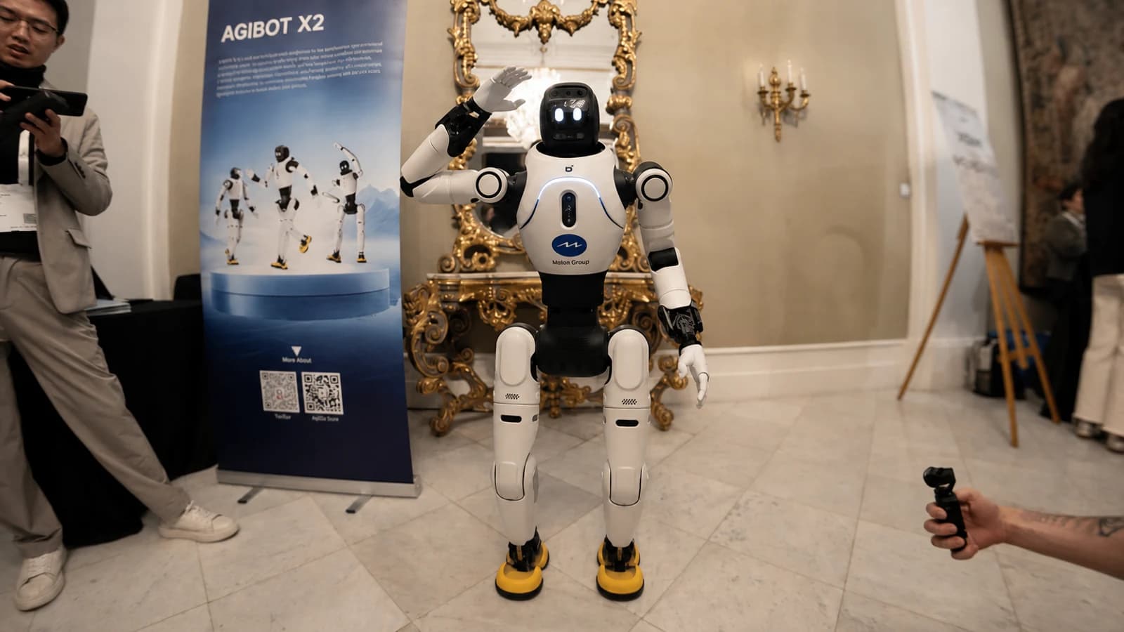 Гуманоидный робот AgiBot на соревнованиях в Пекине