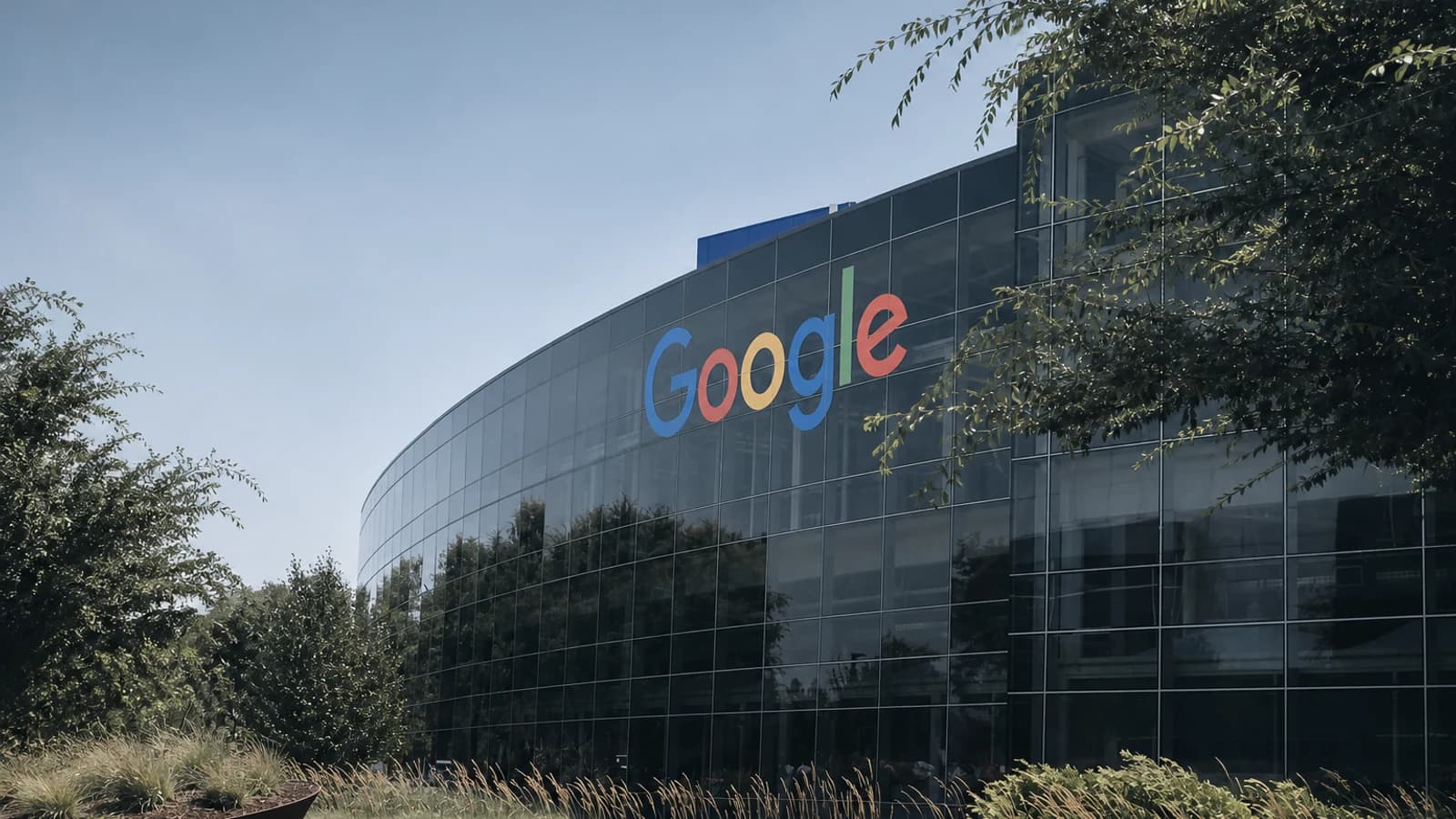 Вывеска Google у офиса компании