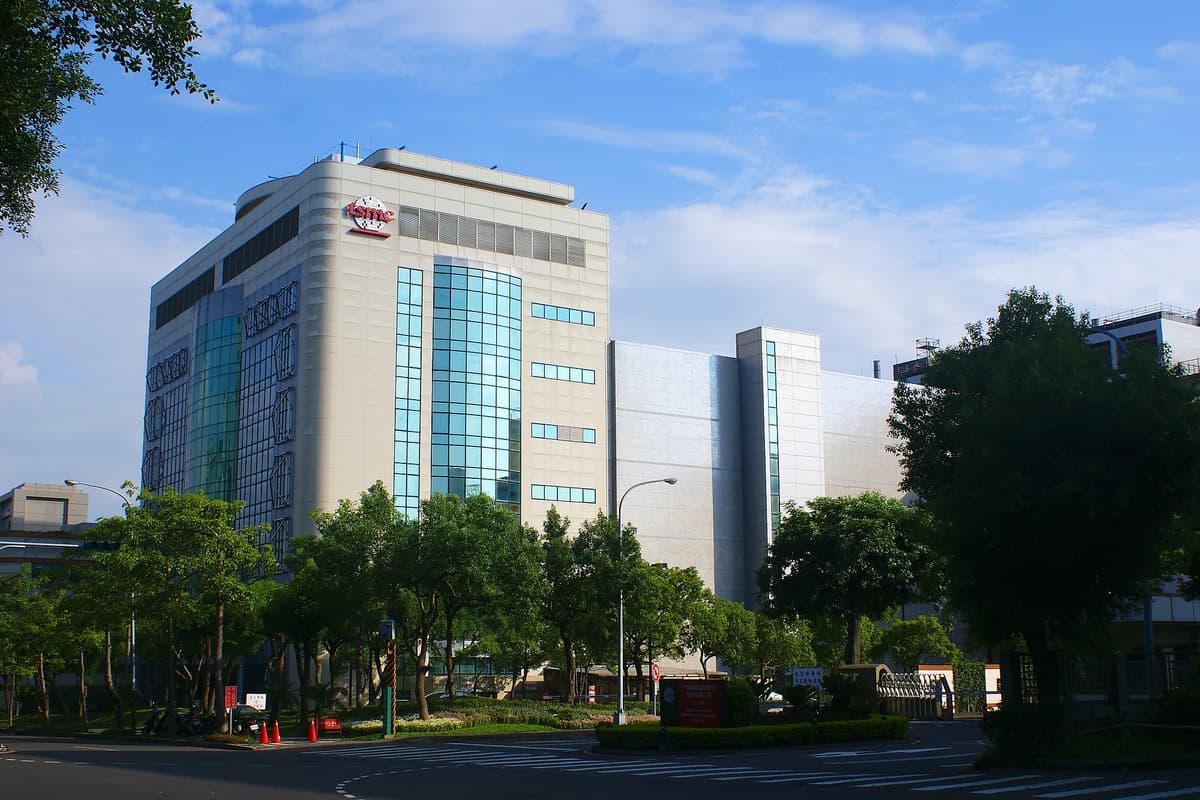 Комплекс зданий с логотипом TSMC, окружённый деревьями