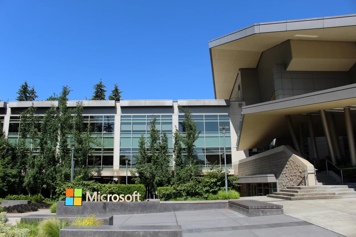 Современное офисное здание с вывеской Microsoft перед входом