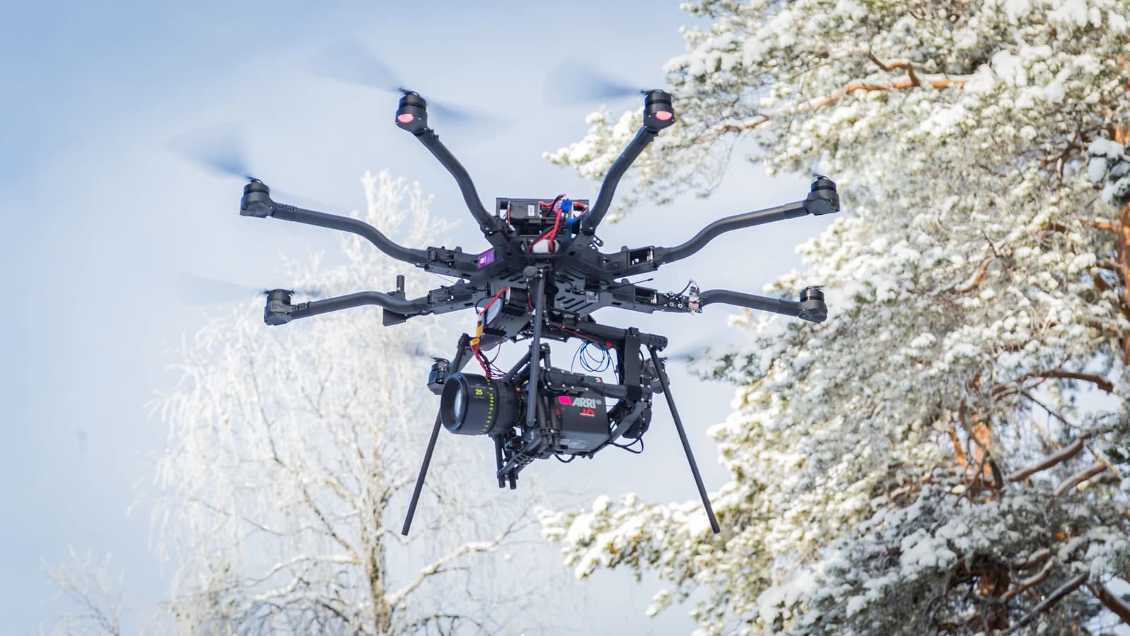 Кинокамера ARRI с объективом закреплена на летящем восьмироторном дроне
