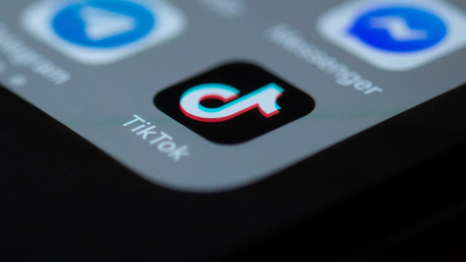 Приложение TikTok на экране смартфона
