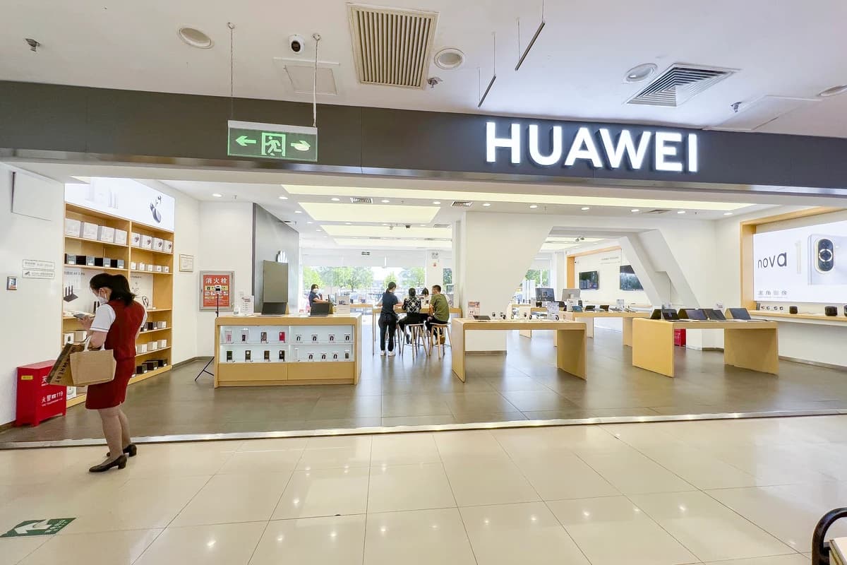 Фирменный магазин Huawei с яркой вывеской и витринами электроники