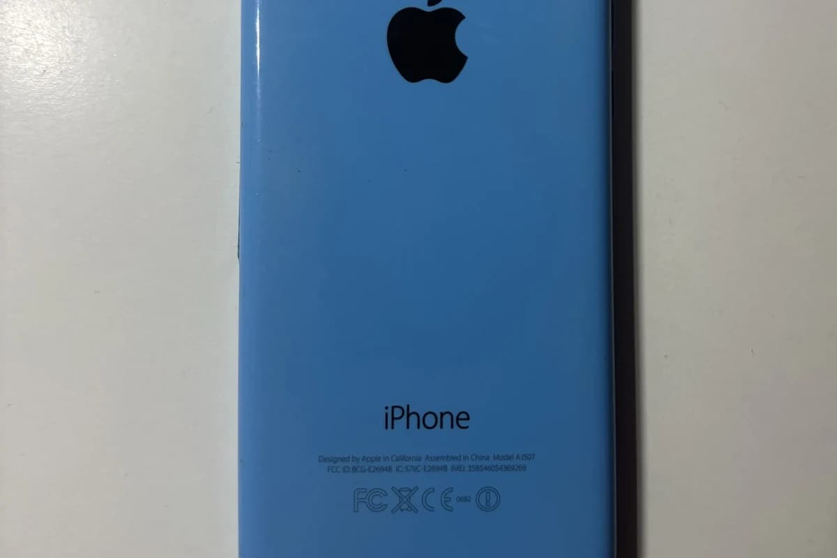 Задняя панель голубого смартфона iPhone с логотипом Apple