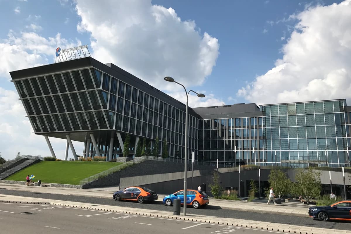 Современное офисное здание с вывеской «Ростелеком» на крыше