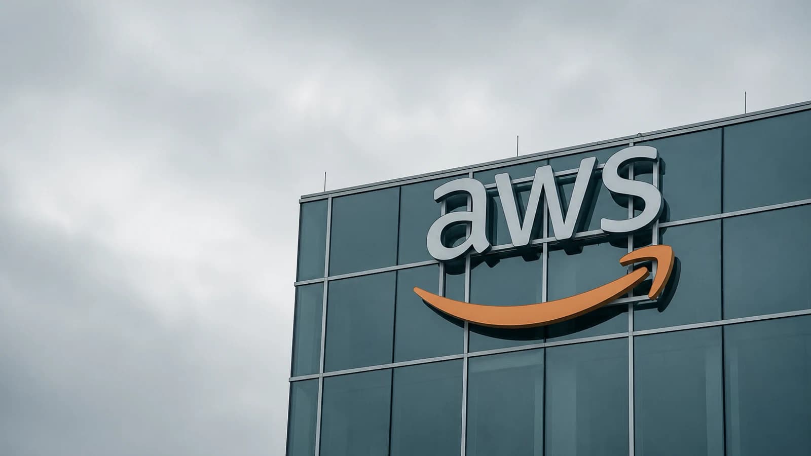 логотип Amazon Web Services на вывеске офиса компании