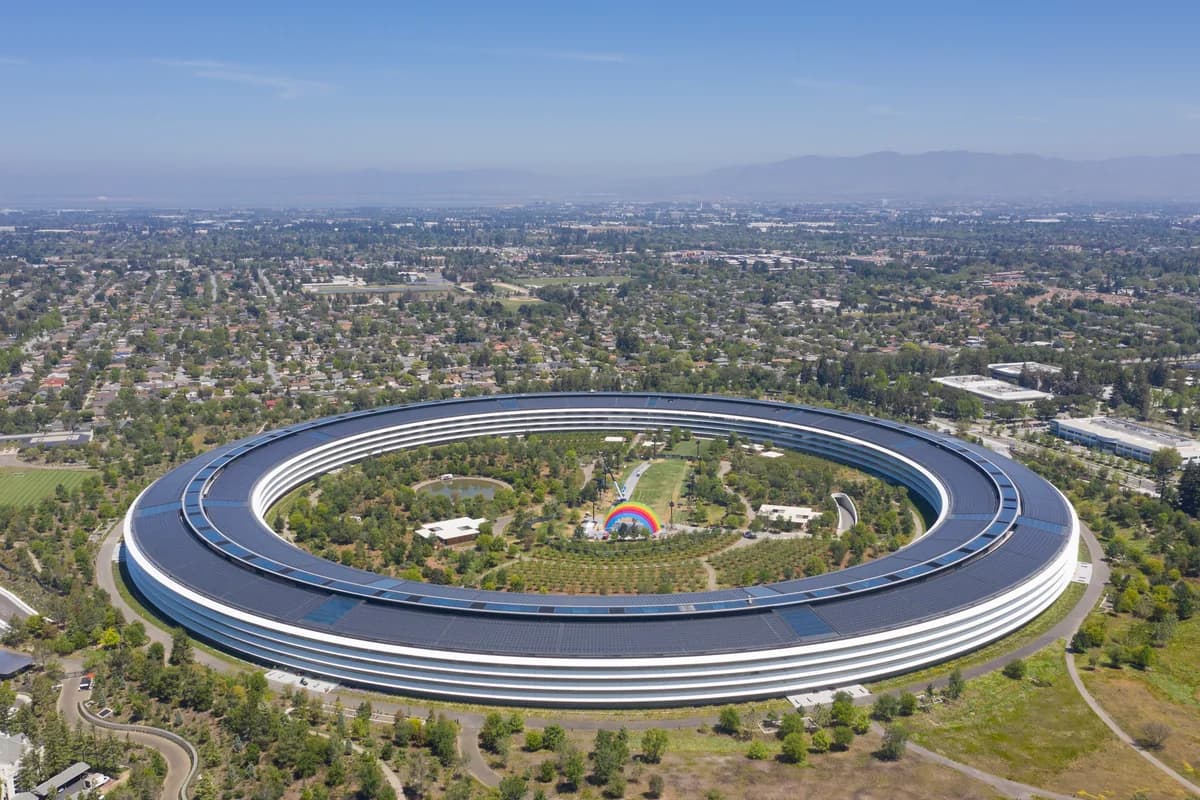Аэрофотоснимок кольцевого здания Apple Park и зелёного внутреннего двора