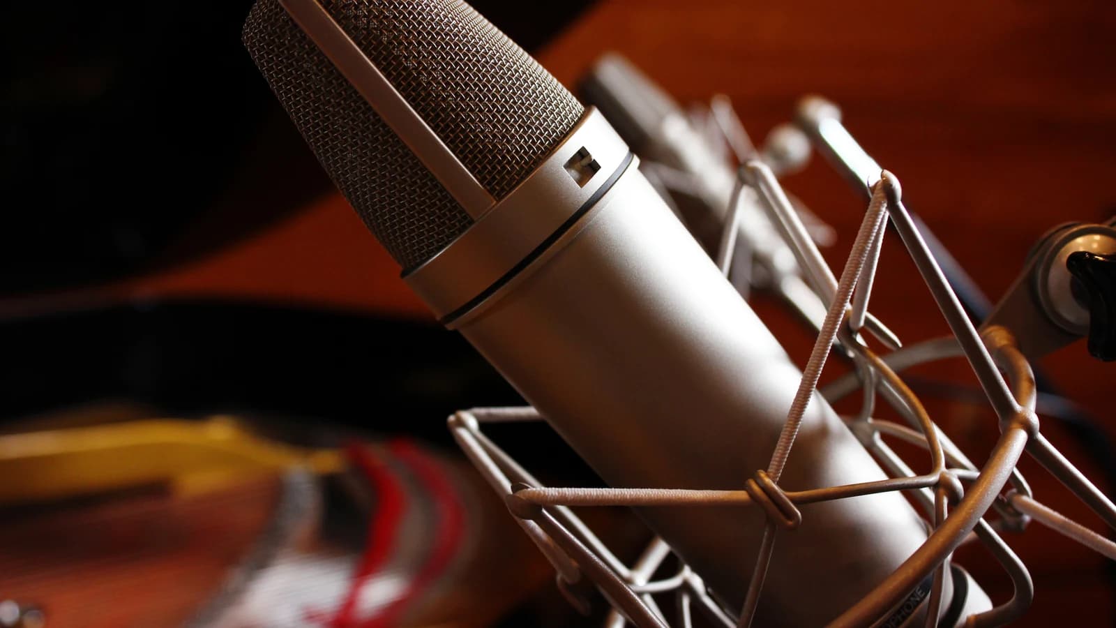 Архивное фото микрофона Neumann U87 в In Your Ear Studios, 2014 год