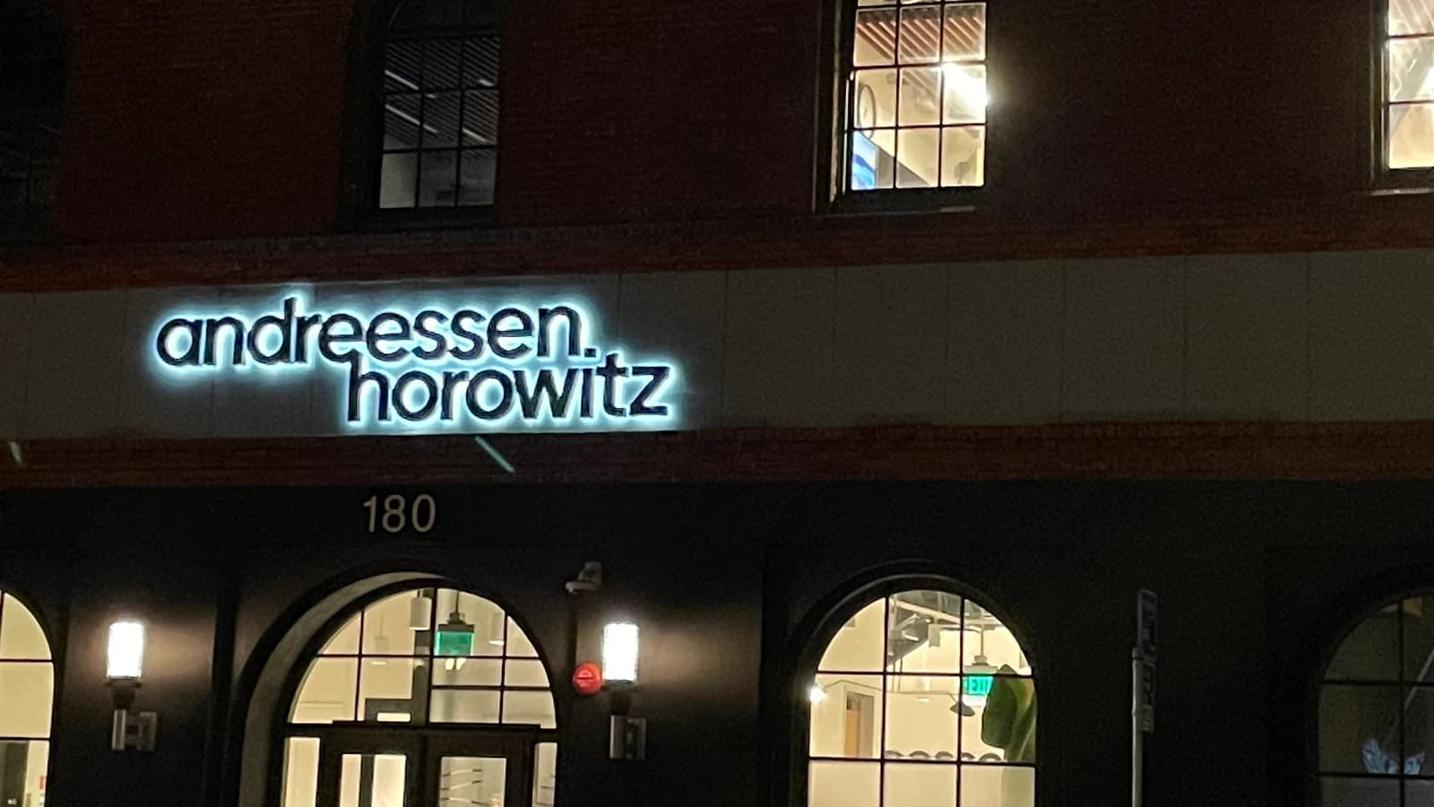 Фасад офисного здания с подсвеченной вывеской Andreessen Horowitz