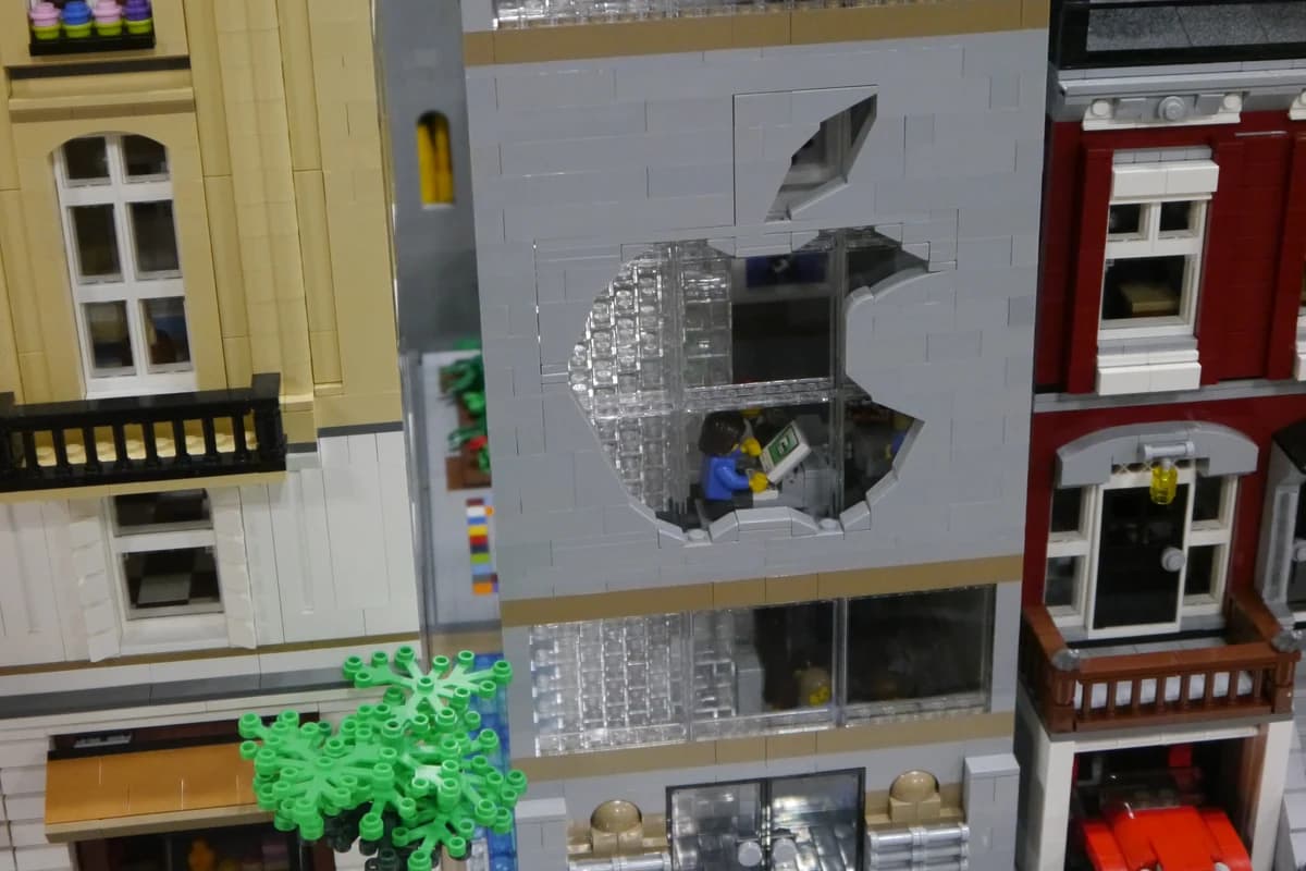 Макет здания из LEGO с крупным логотипом Apple на фасаде