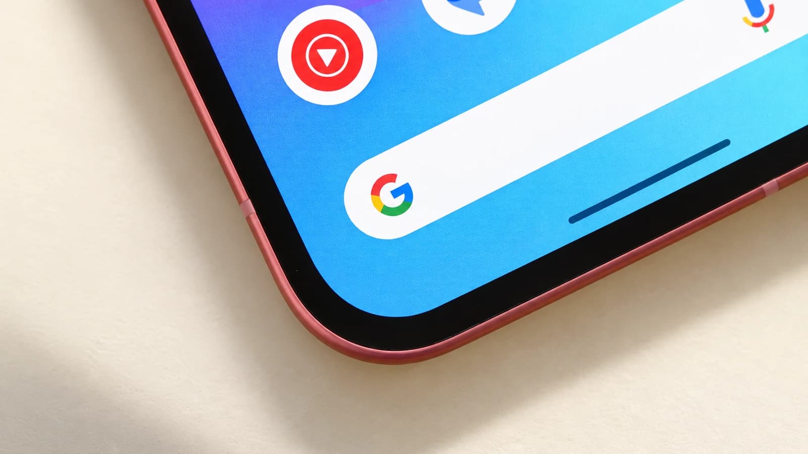 ИИ-иллюстрация: Строка поиска Google на экране смартфона