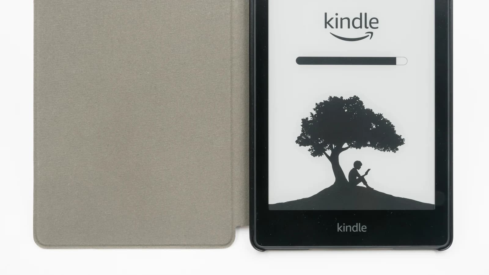 Электронная книга Kindle в раскрытом сером чехле на белом фоне