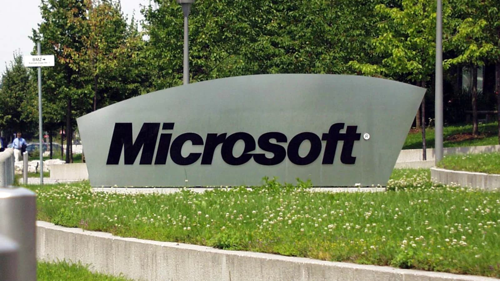Вывеска Microsoft на озеленённой территории рядом с офисными зданиями