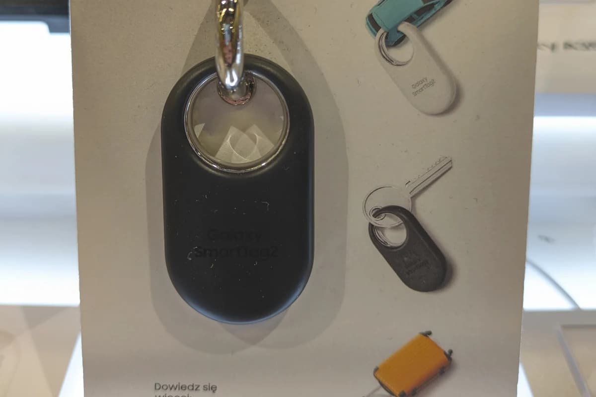 Чёрная Bluetooth-метка Samsung Galaxy SmartTag2 на демонстрационном стенде