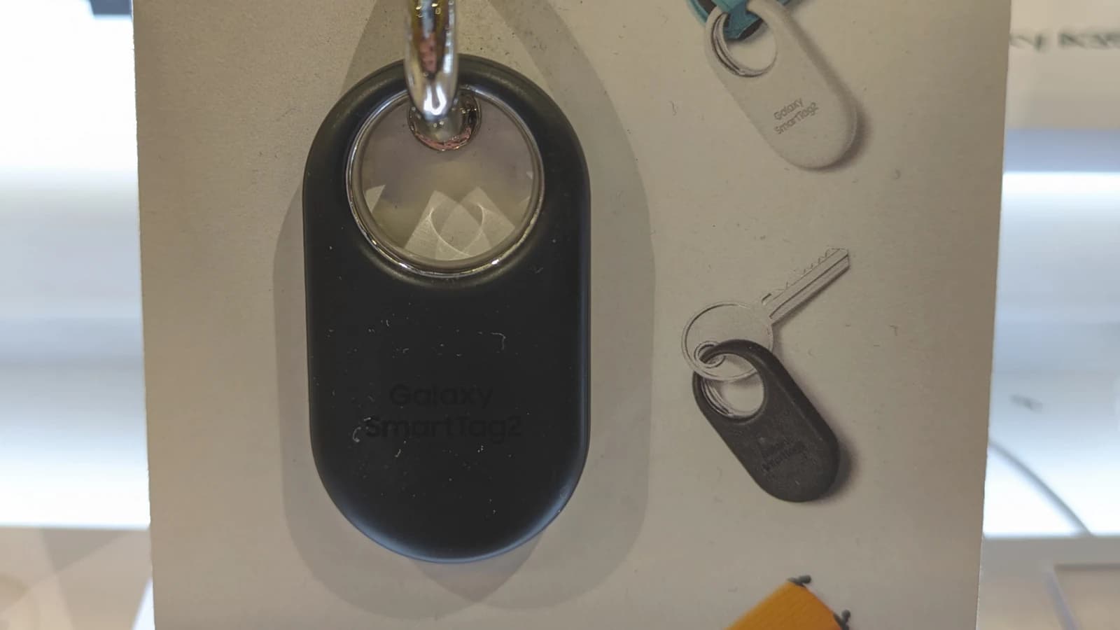 Чёрная Bluetooth-метка Samsung Galaxy SmartTag2 на демонстрационном стенде