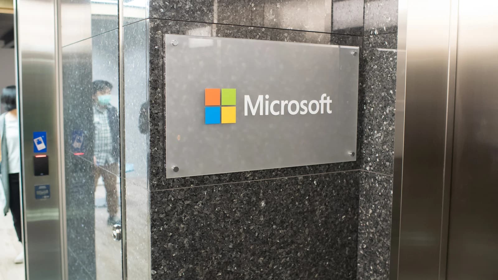 Фирменная табличка Microsoft на стене у входа