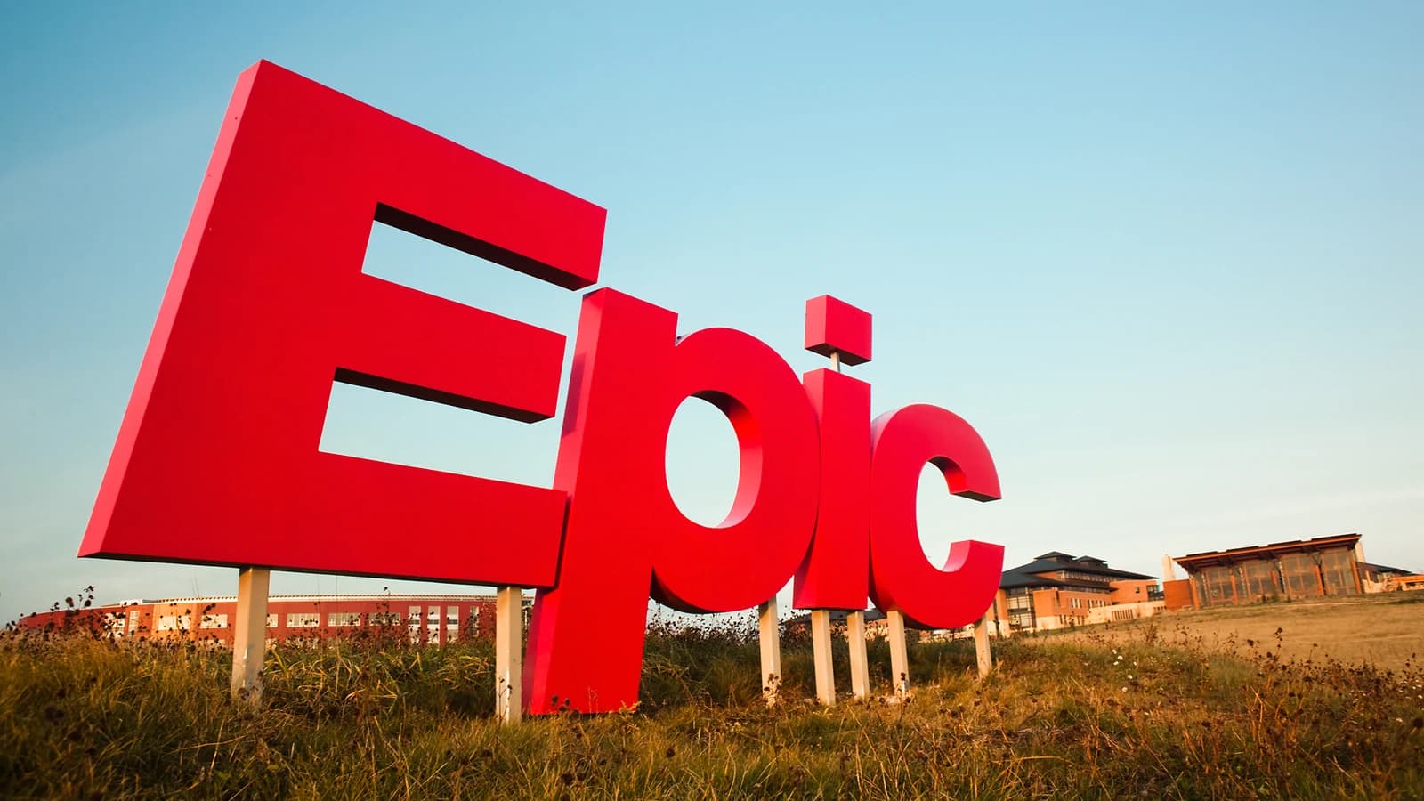 Красная вывеска Epic на фоне офисного кампуса