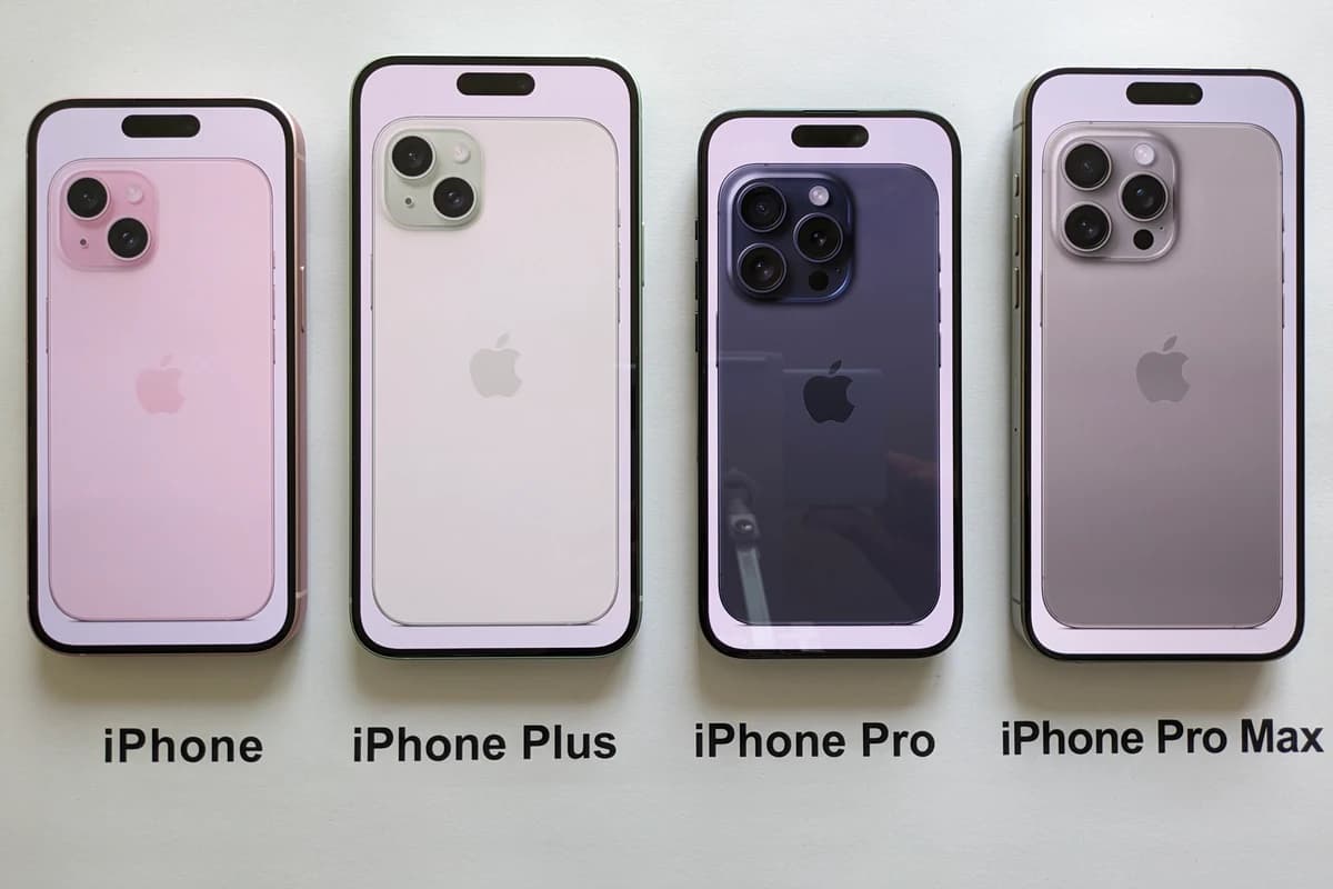 Четыре смартфона Apple разных размеров и цветов, разложенные в ряд
