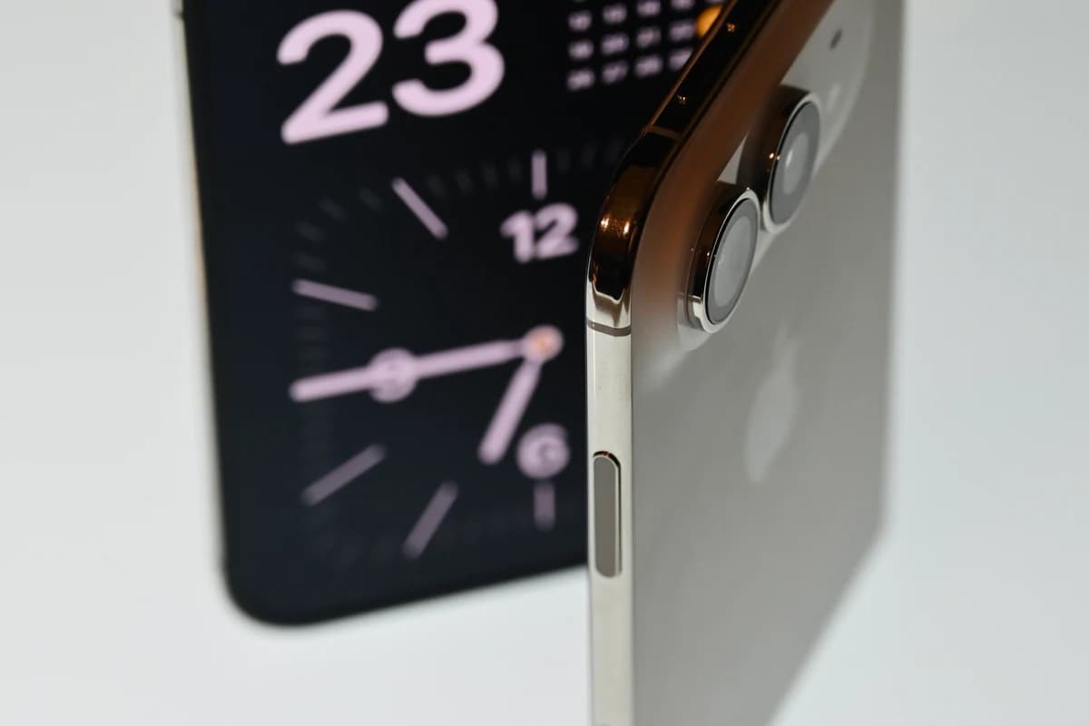 Складной смартфон с гибким экраном, двумя камерами и логотипом Apple на корпусе