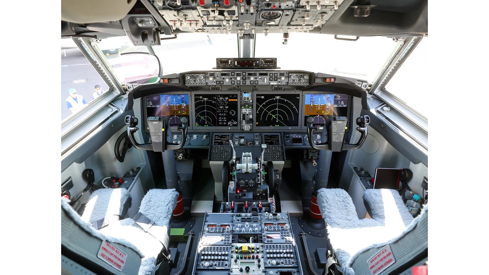 Кабина Boeing 737 MAX 8 с дисплеями и панелью автопилота