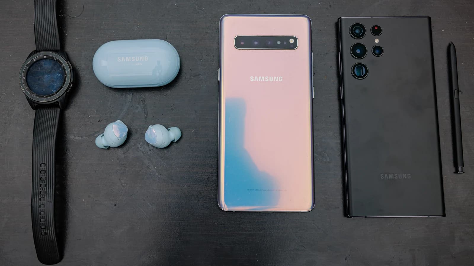 Два смартфона Samsung рядом с умными часами, наушниками и стилусом